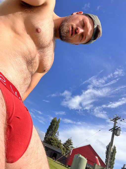 Merry Christmas 😈 I took over delivering gifts for Santa this year cause my package is bigger 🎁 https://t<a href="/tag/fitness"class="tags"><span>#fitness</span></a><a href="/tag/flex"class="tags"><span>#flex</span></a>