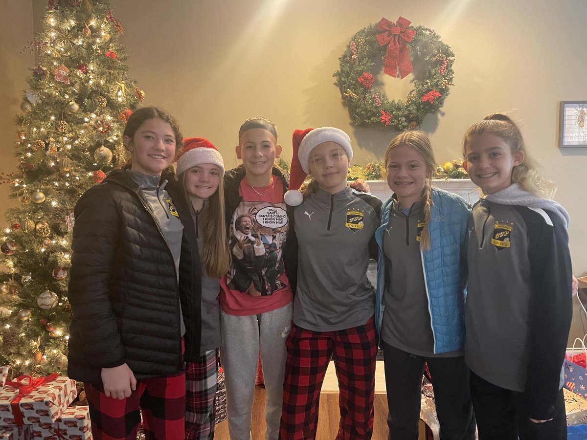 CUPGirlsGA's tweet image. Our CUP GA girls spread some Holiday Cheer this week.  Over 250 🎁🎁🎁 were donated to 9 families and 20 kids  to make sure they would have a great weekend.  

#TistheSeason
#CUPFamily

🎄⚽️🎁🎄