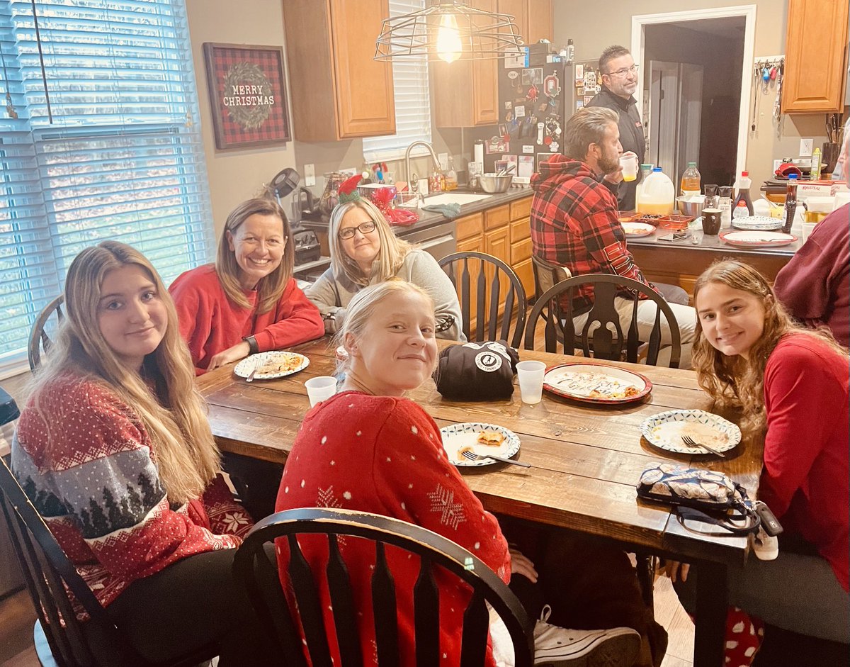 CUPGirlsGA's tweet image. Our CUP GA girls spread some Holiday Cheer this week.  Over 250 🎁🎁🎁 were donated to 9 families and 20 kids  to make sure they would have a great weekend.  

#TistheSeason
#CUPFamily

🎄⚽️🎁🎄