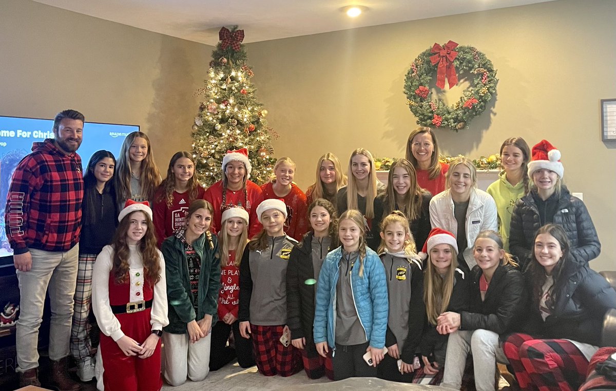CUPGirlsGA's tweet image. Our CUP GA girls spread some Holiday Cheer this week.  Over 250 🎁🎁🎁 were donated to 9 families and 20 kids  to make sure they would have a great weekend.  

#TistheSeason
#CUPFamily

🎄⚽️🎁🎄