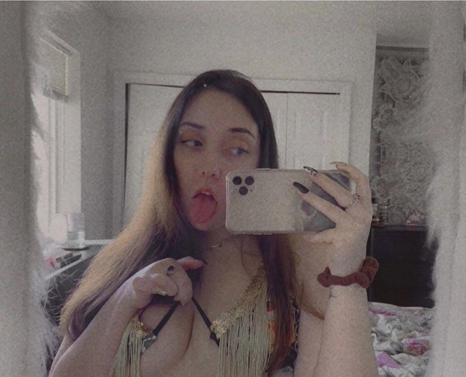 rt and i&rsquo;ll bake you a cookie 🍪  follow me and i&rsquo;ll bake you a cake 🍰 https://t.co/dFrBxkHHni