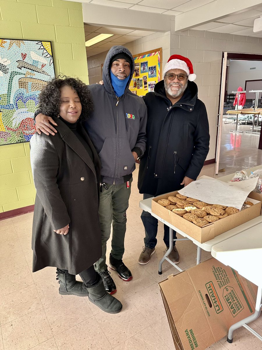 DeeBoydBroker's tweet photo. @RepTroyCarter and I dropped of fresh chocolate chip cookies from Haydel's Bakery to the warming center at the Cutoff Gym. Merry Christmas Everyone

#staterepdelishaboyd #delishadelivers #blessedtobeablessing #merrychristmas https://t.co/iIxgwdl2wd