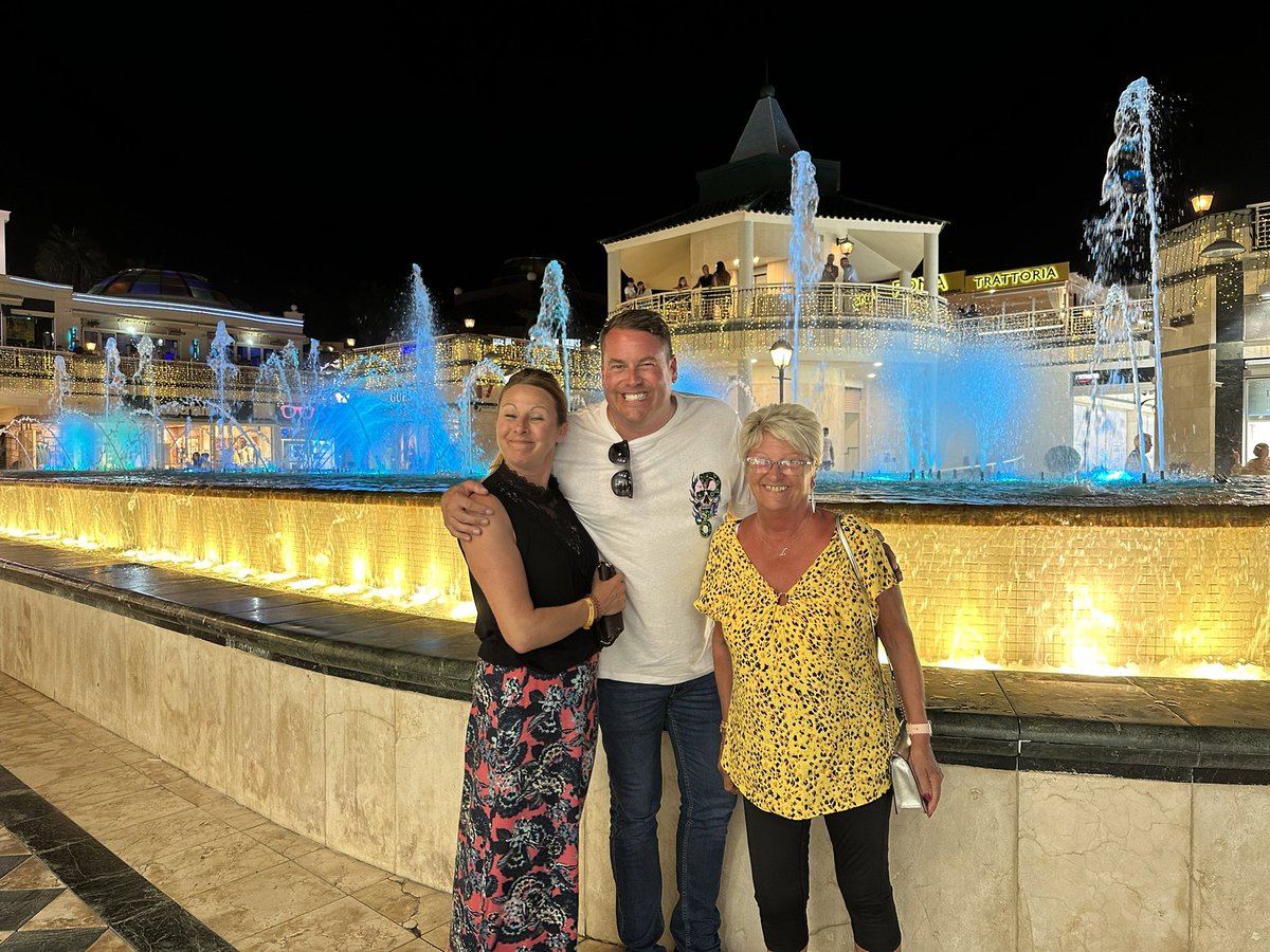 djleejohn's tweet photo. From myself, my lovely Mum and the best sister in the world…. we wish you all a fantastic Christmas from the John family 🎄🎄🎄 https://t.co/zYoBhGwcOe