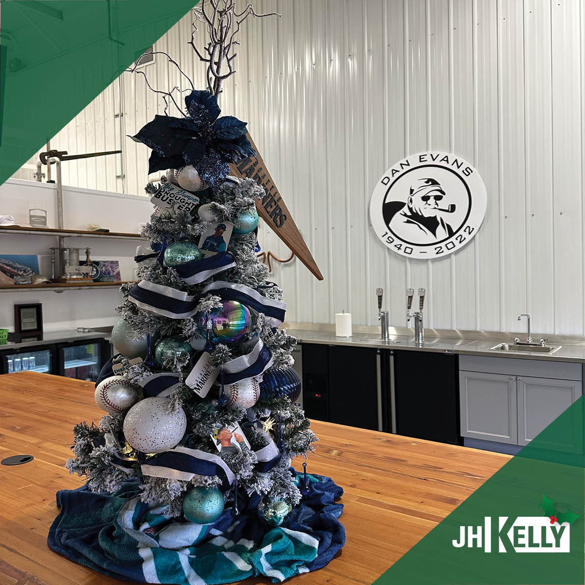 PortlandMechCG's tweet image. My Oh My! Our Longview taproom has decked the halls with our @Mariners tabletop tree! 🎄⚾Our very own @amandakjallin decorated this beaut for the festival of trees put on by @juniorleagueoflowercolumbia ! 🍀Happy Holidays from JH Kelly and as always Go @Mariners ! ⚾🎄🍺