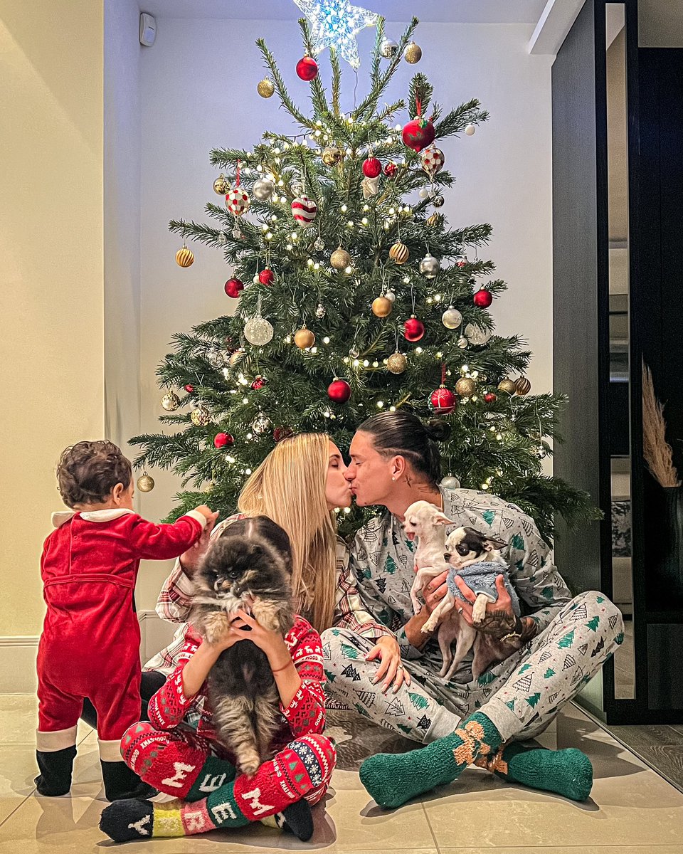 Darwinn99's tweet photo. Feliz Navidad! 🎄

Mucho amor y SALUD! 🎅🏼 https://t.co/Yf5fyETVR3