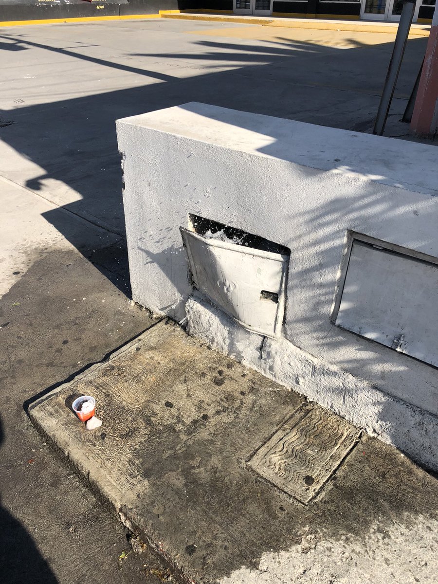 faniiie's tweet photo. @AguasdeSaltillo hay fuga en V Carranza, dirección hacia el norte, pasando Laboratorio Chopo (frente HGZ#2). Se está tirando mucha agua https://t.co/vXwsfkalSm