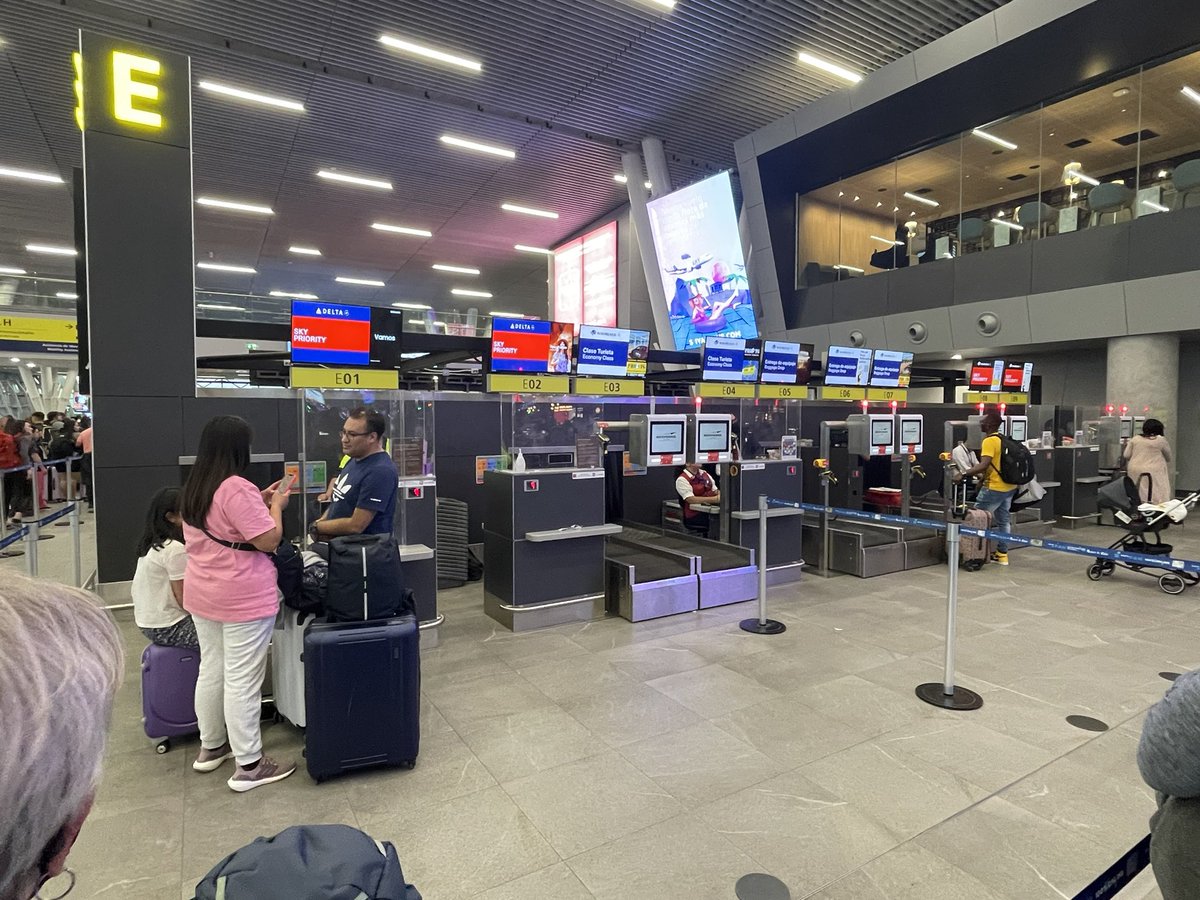 Alejandrolehm's tweet photo. Inaceptable el servicio de @Delta. Dejan Priority pass desatendido, llevo 40 minutos y sigue sin ser mi turno. Mientras, servicio regular está colapsado. No hay encargado a la vista. Solución: arrendar más espacio claramente hábil. Última vez viajando en esta aerolínea. https://t.co/VG02zNntLm