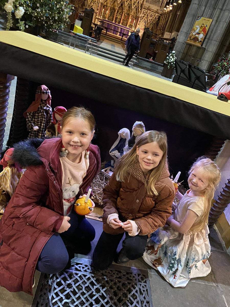 Christmas Christingle tradition and look who we bumped into @SouthfieldY3Sh <a href="/Southfield1W/">Class 1W</a>