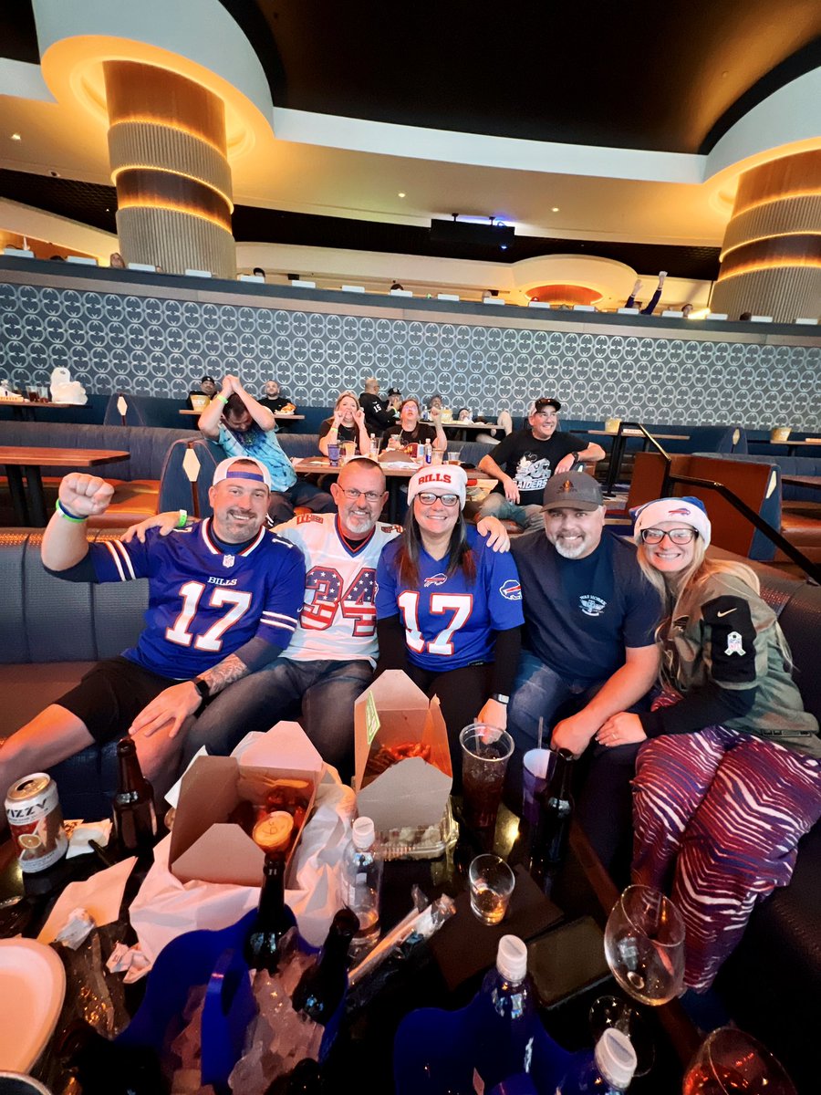 CircaLasVegas's tweet photo. Very merry @BuffaloBills fans 💙🎅

#CircaLasVegas #GamblingTwitter @CircaSports https://t.co/u4jzdnqt0f