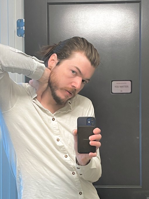 what I&rsquo;m doing with my hand is an absolute mystery but I look cute so&hellip; https://t.co/QnJlODp04j