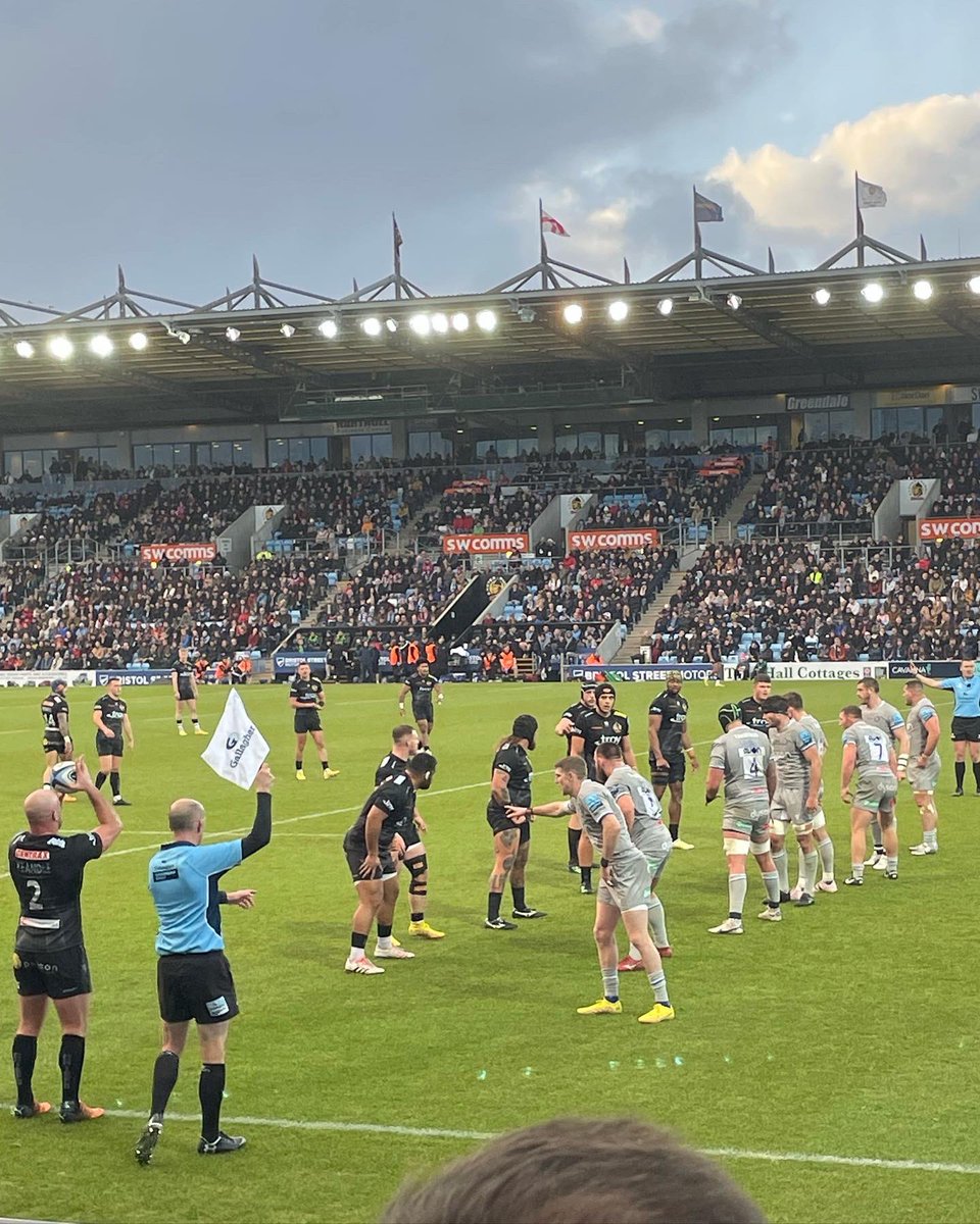 Miss_K_Geog's tweet photo. 🎄 C H R I S T M A S  E V E 🎄

Can’t think of a better way to start the Christmas celebrations than watching a rather close game of rugby 🫣😬

@ExeterChiefs #EXEvBAT #alittletooclose #justaboutmadeit #startingtheholidaysright https://t.co/pLIihtZ3Pk