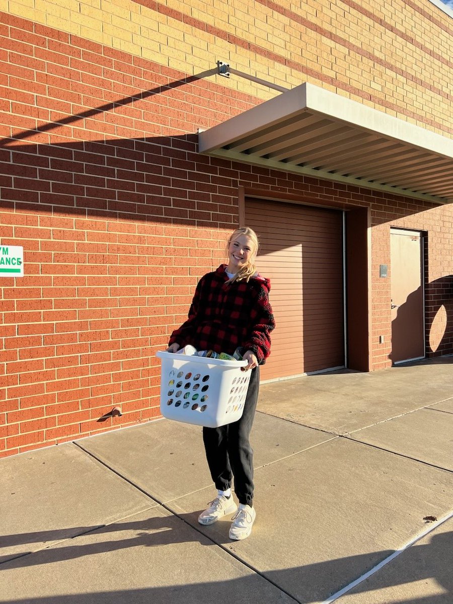 krb1121's tweet photo. This was the best way to spend the morning!  It feels so good to give to others! #reasonfortheseason #MerryChristmas #givingandgrowing #softball #softballlove #bethelight #givingisgetting https://t.co/vl3w8lYd1N