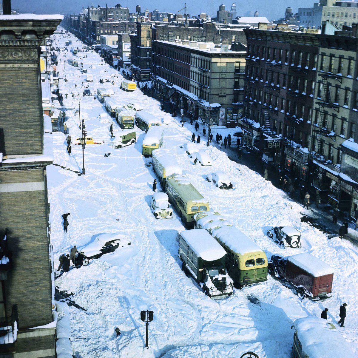 Kodakforever's tweet photo. 📸🎄❄️25.8 inches of snow This is a view looking down from 121st Street on Eighth Avenue on the day after the big snowfall of 1947. #kodak #colorslides #kodachrome #35mm © Bettmann Archive https://t.co/kce2d3Otk0