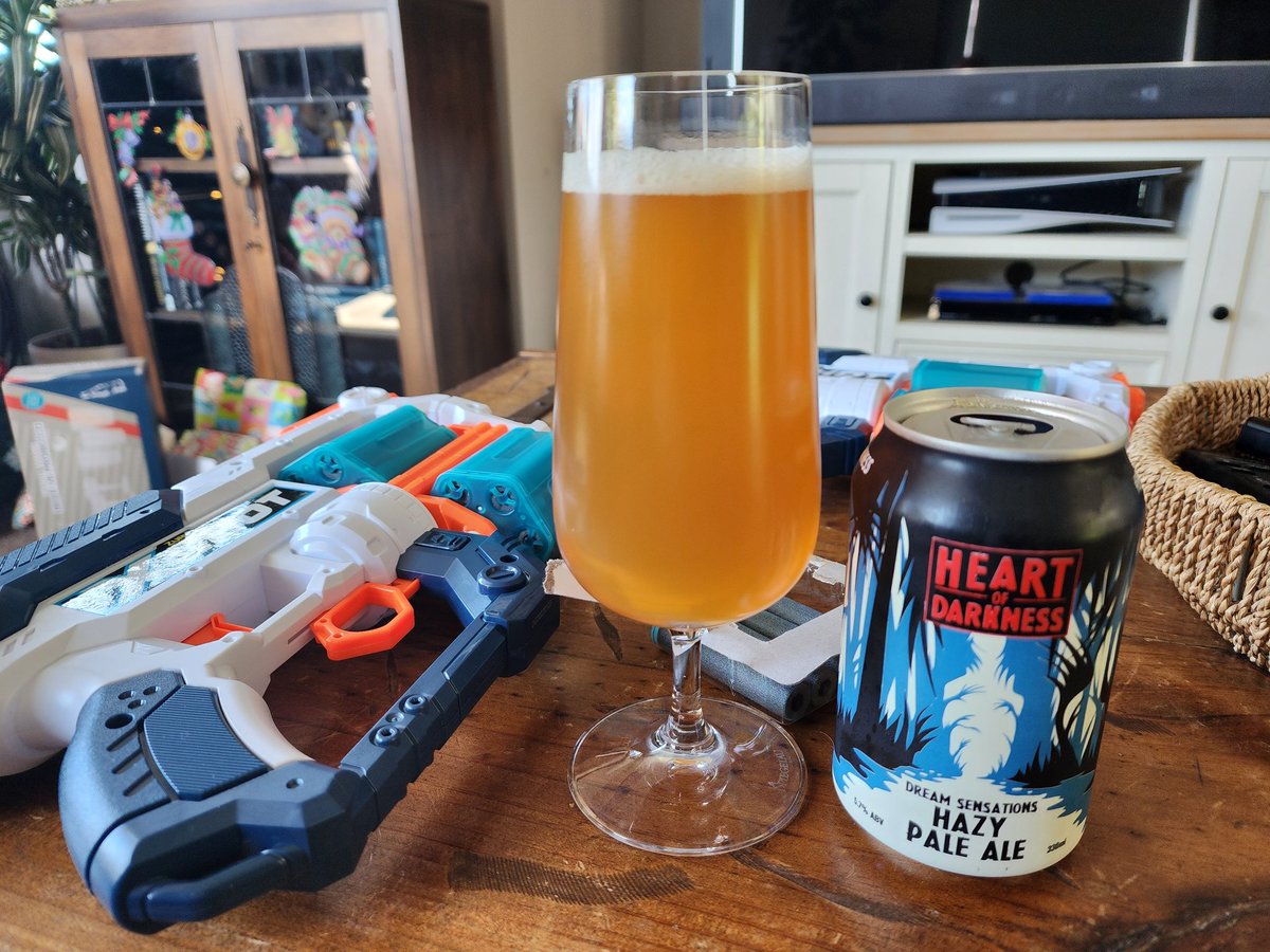 HardingGruff's tweet photo. #beeroclock on day 18 of 25 in the countdown to #GruffDay cos screw Xmas it's here already! Santa bought us these there have been several shootouts already.. Merry Christmas everyone ๐ https://t.co/eufRB0aoJh