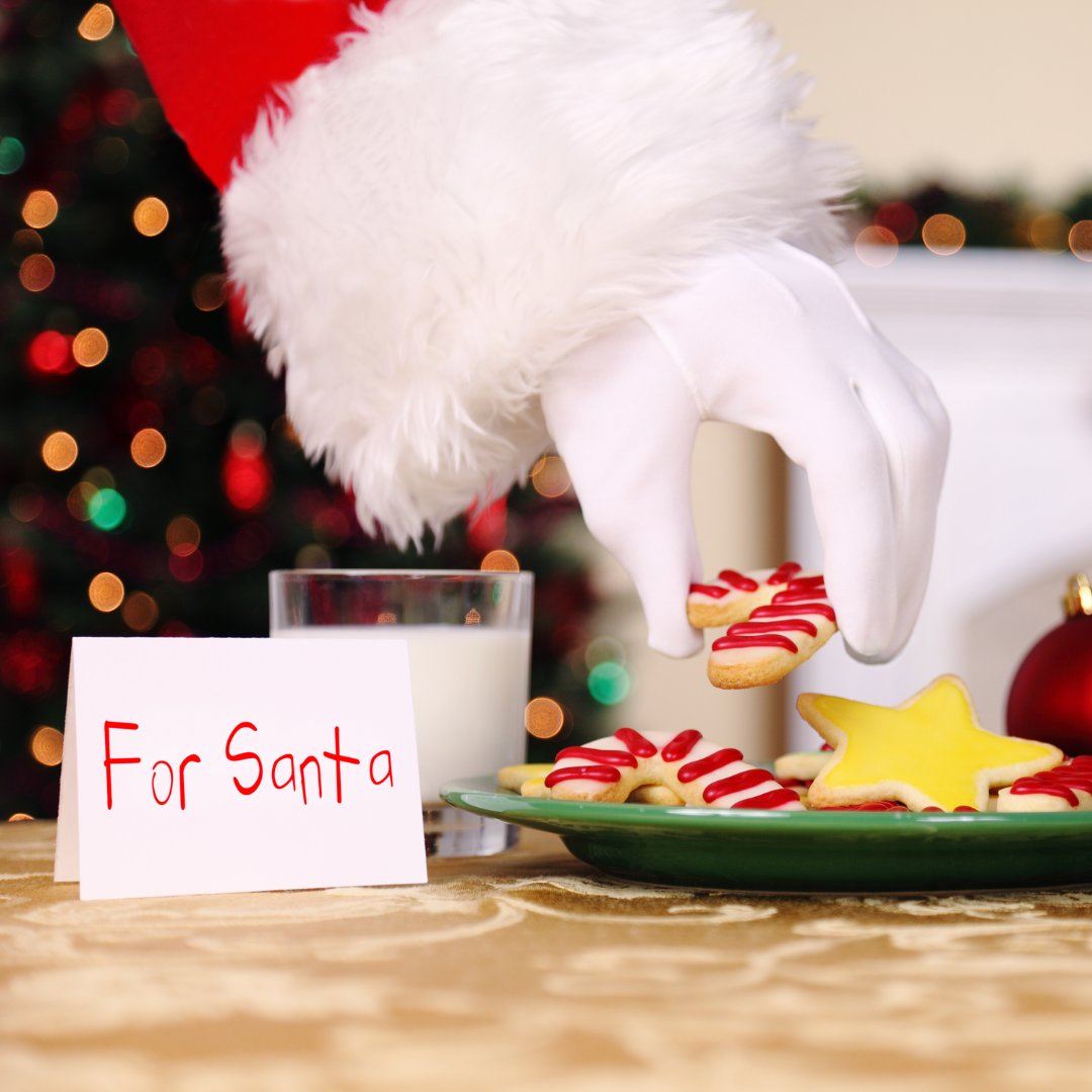 ‘Twas the night before Christmas… What do you hope to find under the tree? 🎁 🎄 Wishing you a Merry Christmas Eve! 🌟