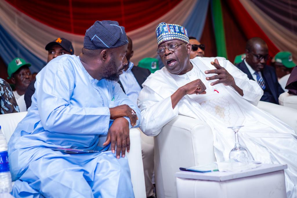 AuwalIbrahimAl9's tweet photo. APC NORTHERN STATE HOUSE OF ASSEMBLY SPEAKERS UNDER THE LEADERSHIP OF CHIARMAN NORTHERN SPEAKERS FORUM RT. HON YUSUF IBRAHIM ZAILANI FCNA UNVEILS TINUBU SHATIMA DOOR TO DOOR LOGO IN SHARATON HOTEL ABUJA.
#RenewedHope2023
#mayapcsucceed
#ApcSak https://t.co/BxXfaEQnSC