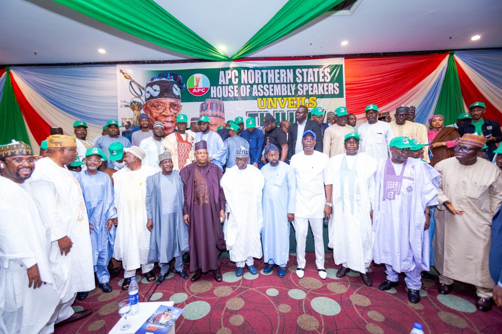 AuwalIbrahimAl9's tweet photo. APC NORTHERN STATE HOUSE OF ASSEMBLY SPEAKERS UNDER THE LEADERSHIP OF CHIARMAN NORTHERN SPEAKERS FORUM RT. HON YUSUF IBRAHIM ZAILANI FCNA UNVEILS TINUBU SHATIMA DOOR TO DOOR LOGO IN SHARATON HOTEL ABUJA.
#RenewedHope2023
#mayapcsucceed
#ApcSak https://t.co/BxXfaEQnSC