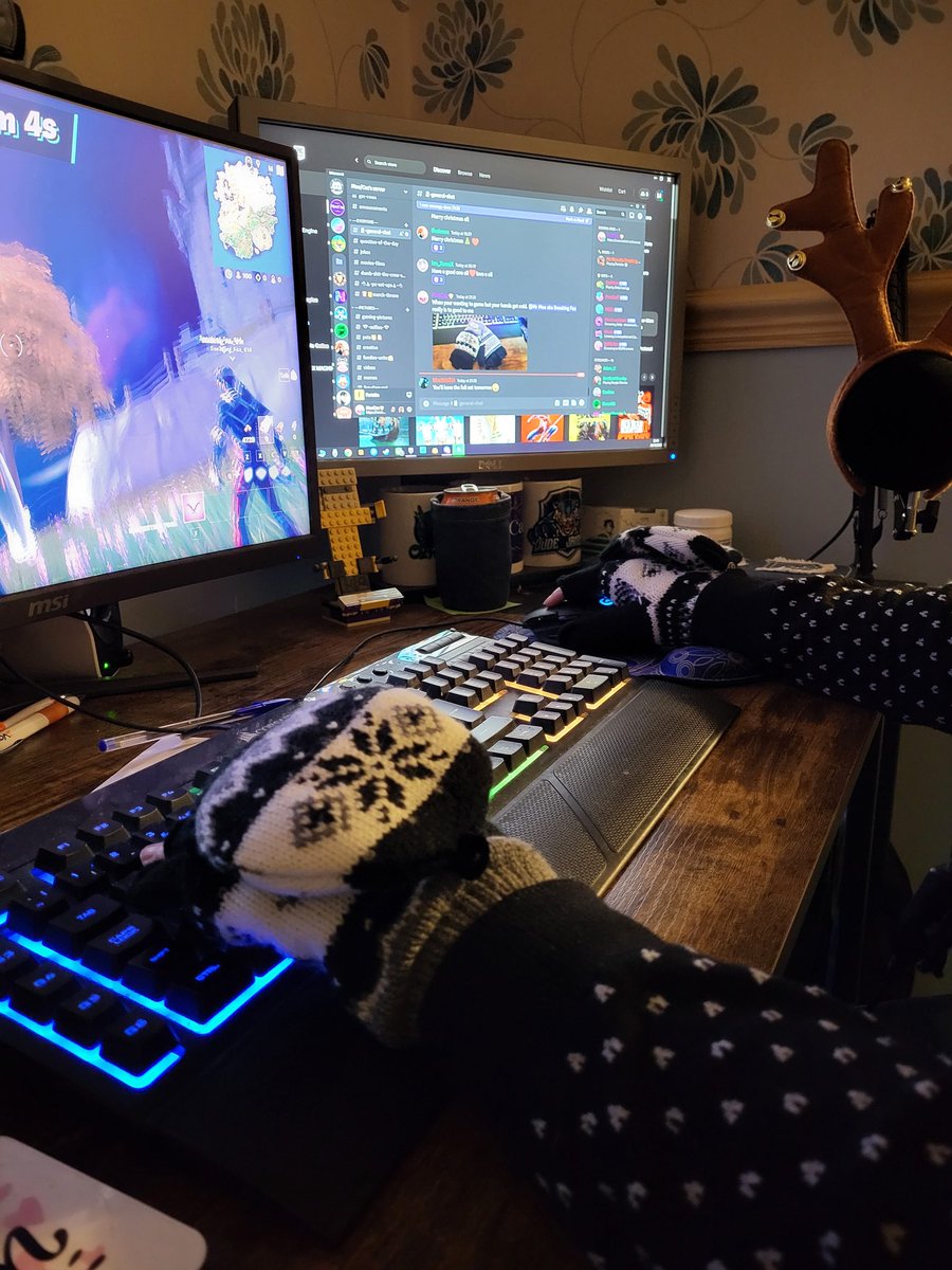 moo_caz's tweet photo. The husband treated me to these so I can still game but have warm hands. #gamergirl #cold #nothingcanstopmenow https://t.co/bc7r0nScC6