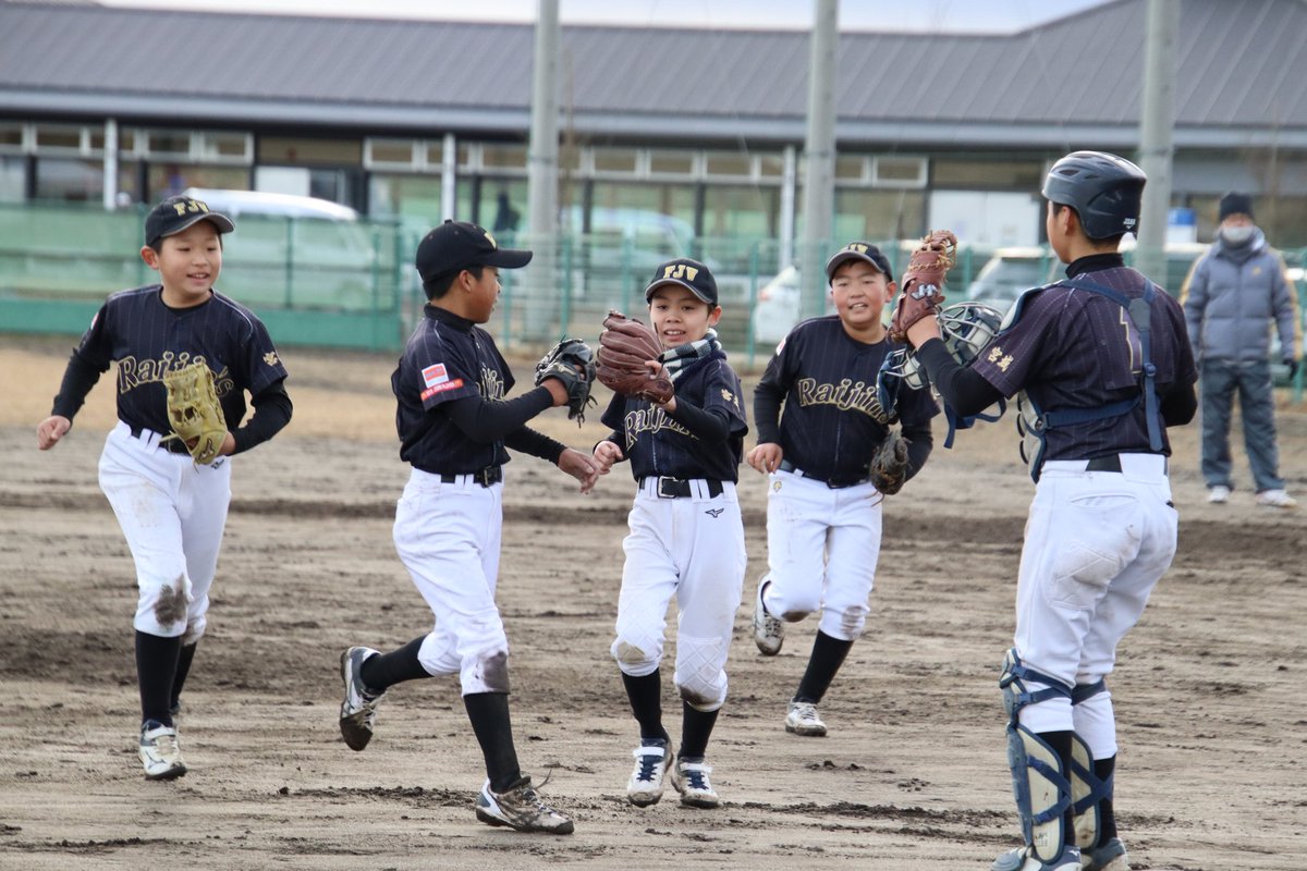 FRaijins's tweet photo. 2022.12.24🎄
去年に引き続き、グランドチャンピオン大会に出場しました⚾

初戦は七ヶ浜さんが棄権のため、不戦勝。
２試合目は富沢小少年野球クラブさん。
緊張と寒さの中、６年生がよく引っ張ってくれて４ー３で白星スタート🙌

子供たちから大きな大きなクリスマスプレゼントをもらいました🎅 https://t.co/GCw7NfZt3f