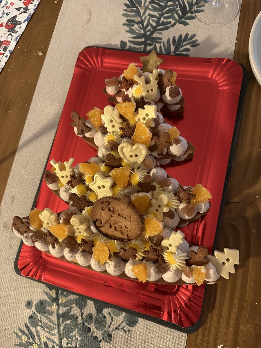 UlrichRozier's tweet photo. Joyeux Noël (avec @LolaPatis) 🎄 https://t.co/gOFeeUHl3n