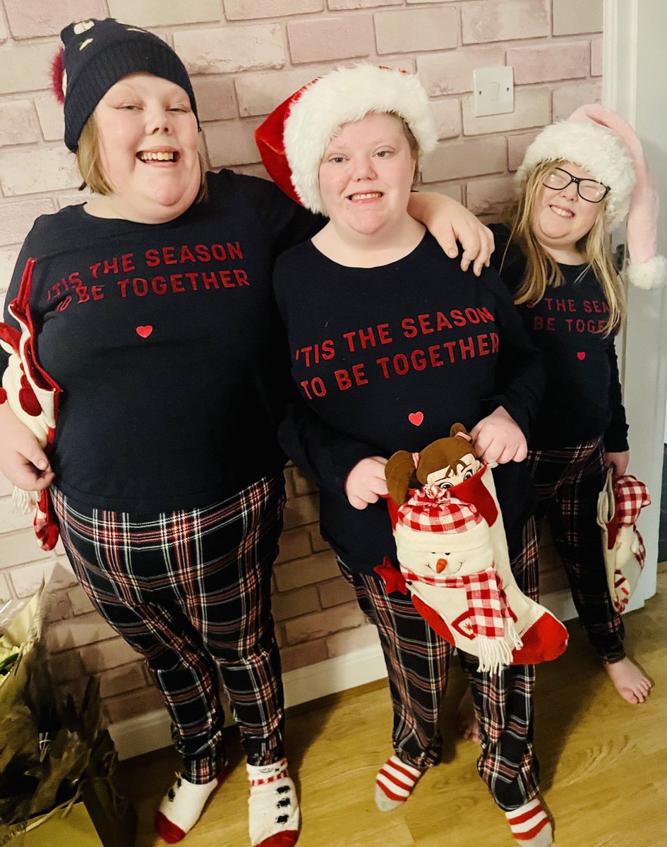🎅🏻My gorgeous Olivia, Sophie & Evie are super excited & ready for Santa 🎅🏻
Sending lots of Xmas smiles ☺️to all our fabulous Twitter followers.
Thankyou for all your kindness, we always appreciate it.😍
Kindness is magic 💫✨
#RareGenetics
#LearningDisability
#FindTheSmiles 🥰