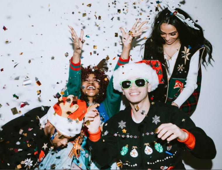 LaGeneralaPetra's tweet image. Los tradicionales consideran que se frivoliza un festejo religioso de gran importancia para la cristiandad al mezclar: intercambio de regalos, comidas variadas y abundantes, música, baile, piñatas… Todo hace parecer que nosotros somos los festejados.