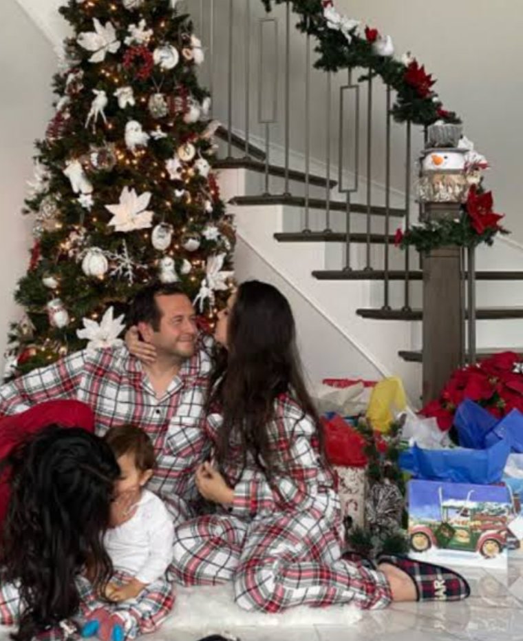 LaGeneralaPetra's tweet image. Los &apos;superficiales&apos; no se muestran fundamentalistas en Navidad, y no es que pierdan de vista que se conmemora un año más de la llegada a este mundo de nuestro salvador, pero no consideran que ser rigurosamente religiosos y austeros sea una forma de festejar.