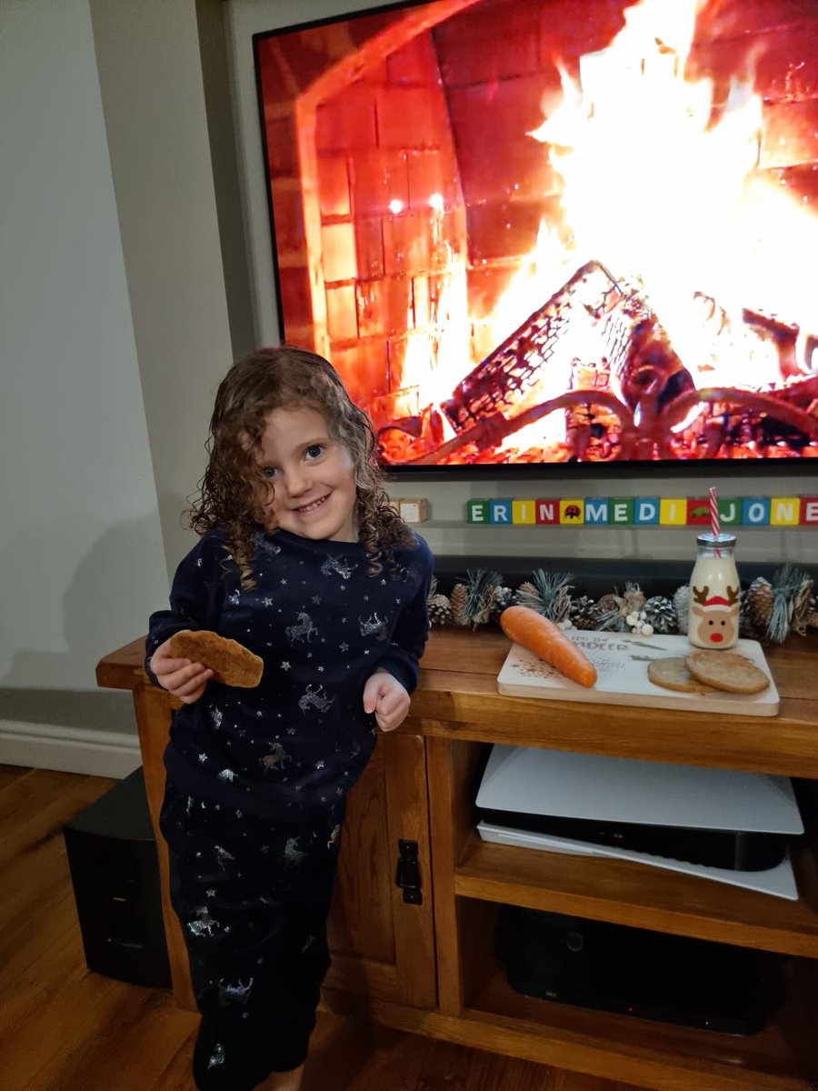 Erin wedi gwneud ei bisgedi yn barod ar gyfer Siôn Corn. Pwy arall wnaeth cwcis Haulfre Bakes i Siôn Corn?

Erin has baked her cookies ready for Santa. Who else made Haulfre Bakes cookies for Santa?

#NoswylNadolig
#ChristmasEve
#SiônCorn
#Santa