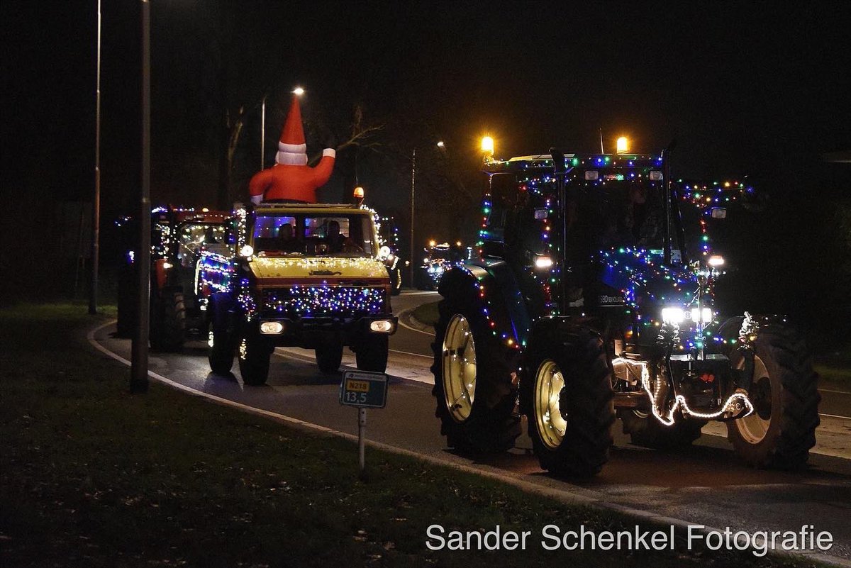 't was even wachten, maar daar kwam een lange rij aan verlichte trekkers op Voorne Putten. Brielle was uitgelopen om de trekkers langs te zien rijden. Uiteraard ook dit item onder de noemer "december lichtjesmaand". Dank aan een trouwe kijker voor de tip van datum en tijd.…