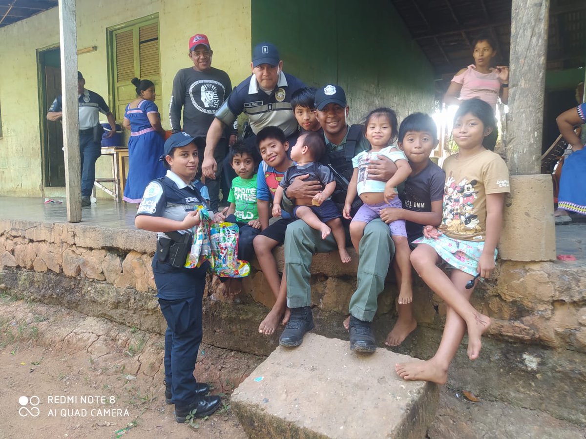 #NobleGesto | Unidades de la DINAPART pasaron un día navideño junto a una familia del corregimiento de Potuga, provincia de Herrera. Los uniformados colocaron un fogón para preparar la cena navideña, jugaron con los niños y entregaron regalos. #NavidadPolicial