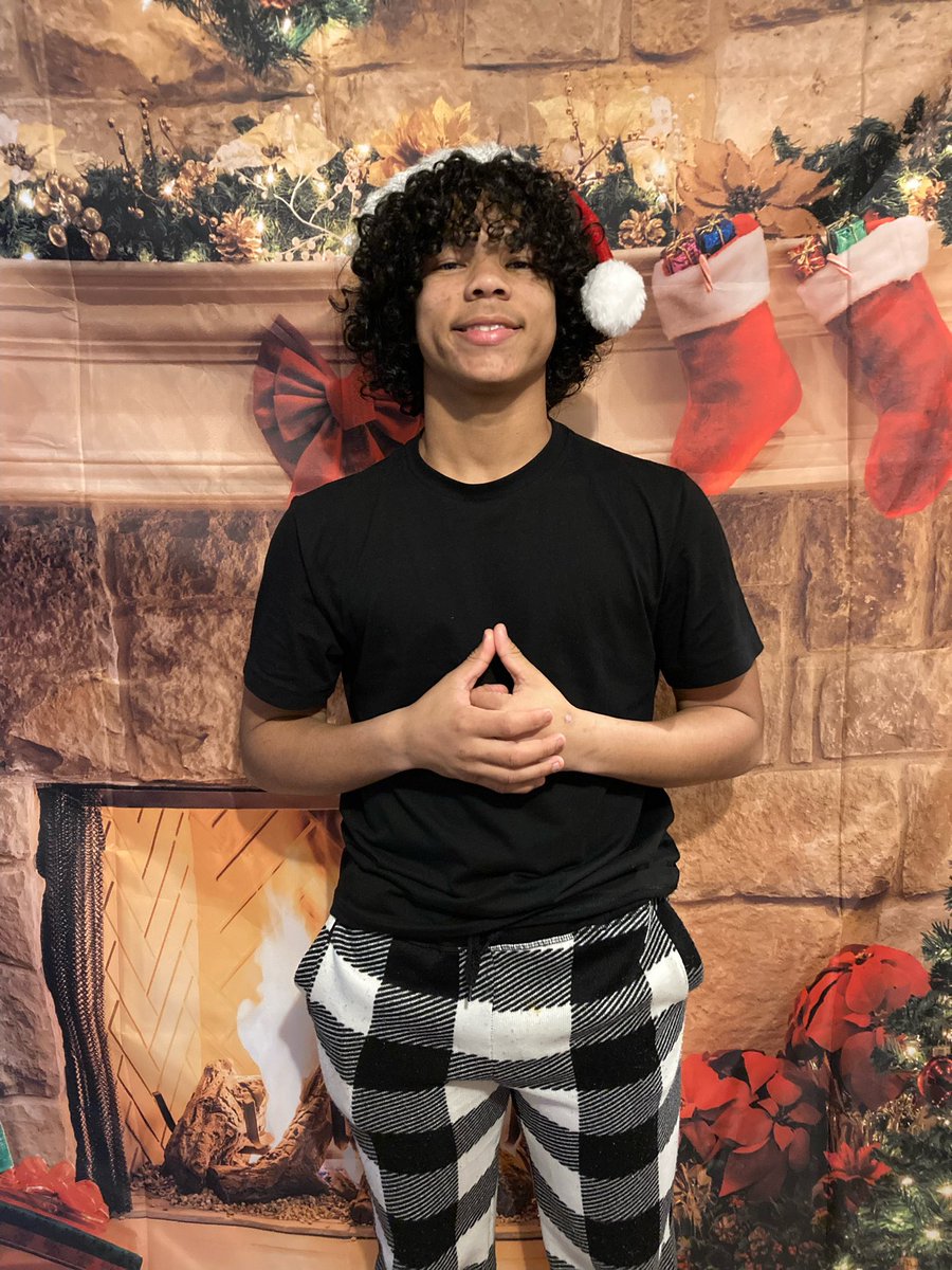 JaydenWattsQB1's tweet photo. #QB1 #HappyHolidays2022 https://t.co/f54qF8kIH1