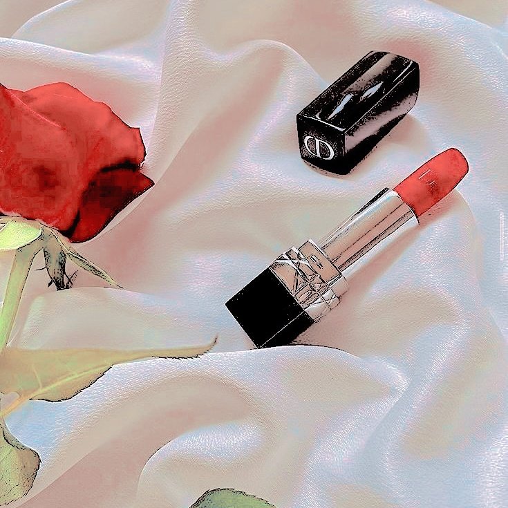 lokixfmischief's tweet image. Tal evidencia se vio reflejada aquél 24 de diciembre en la “ nueva decoración ” que el azabache se había tomado la libertad de implementar en la sala de estar perteneciente a la vivienda de la femenina . No tuvo el valor para personarse , sin embargo la muestra de su afecto