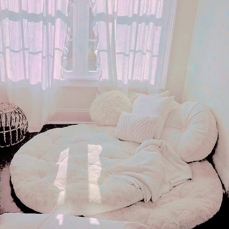 lokixfmischief's tweet image. Tal evidencia se vio reflejada aquél 24 de diciembre en la “ nueva decoración ” que el azabache se había tomado la libertad de implementar en la sala de estar perteneciente a la vivienda de la femenina . No tuvo el valor para personarse , sin embargo la muestra de su afecto