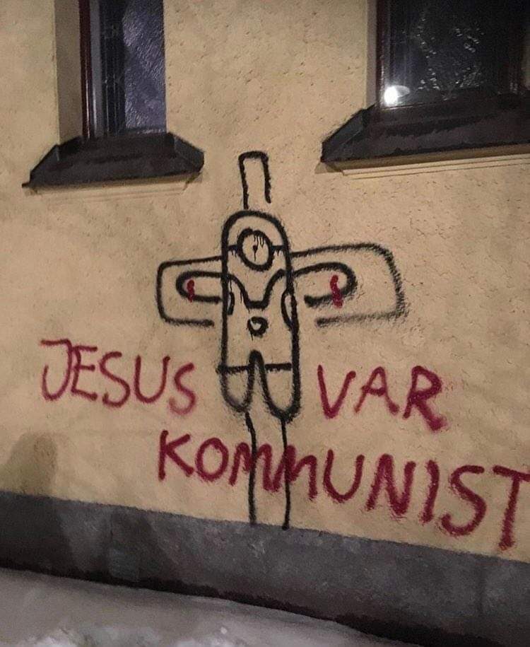 GraffitiRadical's tweet image. ”Jesus was a communist” 
Crucified minion graffiti seen on a church on Christmas day in Sundsvall, Sweden