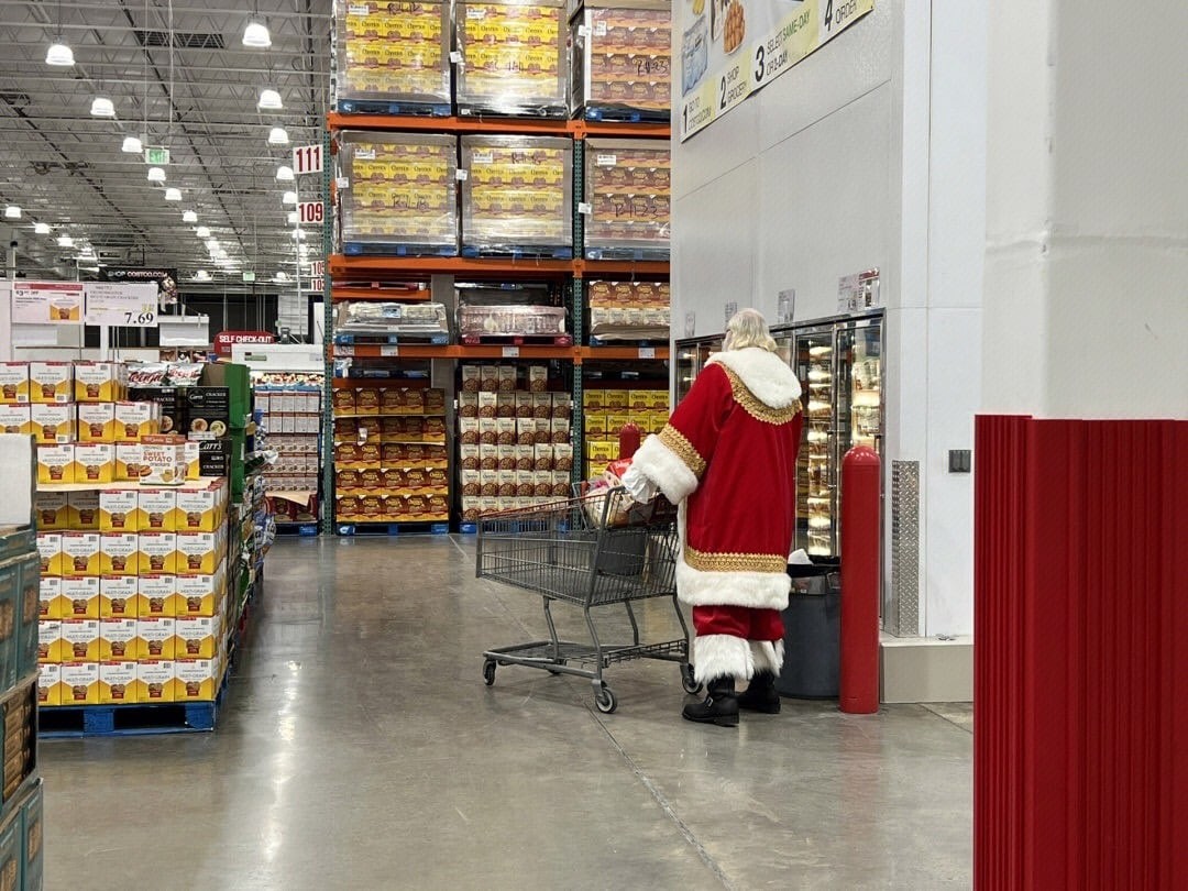 skylynnnova's tweet photo. See a funny Santa in the supermarket🤭 https://t.co/2eg3edtm6e