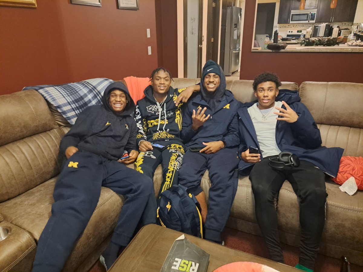 ZachLibby_'s tweet photo. Pictured left to right: 

- CB @JyaireSuga 
- CB @Camcalhoun01
- WR @FredrickMoore6_
- WR @SemajM72

Four key members of Michigan’s 2023 signing class coming together for Christmas Eve. #GoBlue https://t.co/uxvhesPpeq