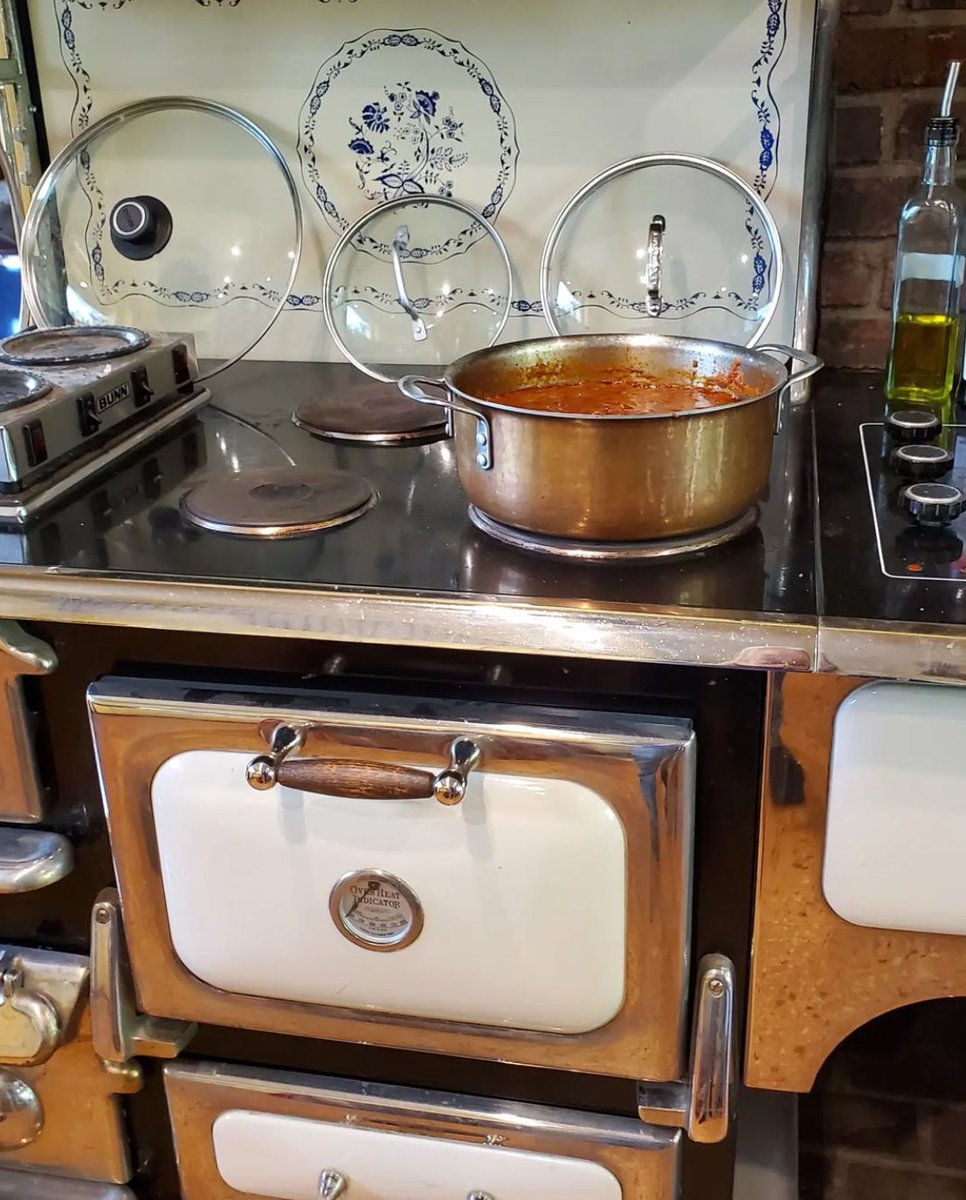 Christmas Eve chef inspiration 🧑🏼‍🍳

----
#repost @mountshasta_springcreekranch
First pot of chili for the season! Fall is in the air.