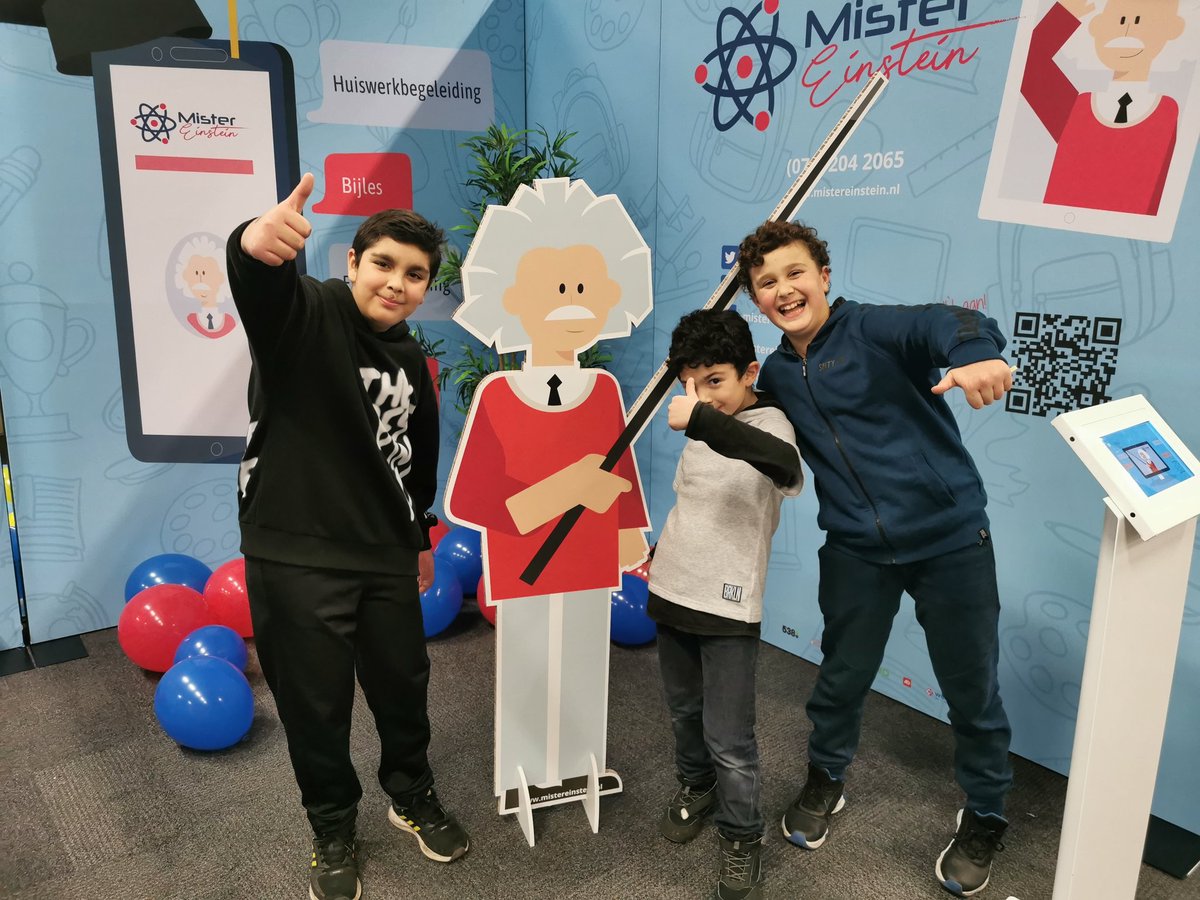 MisterEinstein2's tweet photo. De toekomstige #Einsteins kwamen vandaag onze stand op de #beurs #Fuarim bezoeken.
En natuurlijk wilden ze allemaal met #MisterEinstein op de foto.
#Po #Vo #Mbo https://t.co/JdesKmEbDF