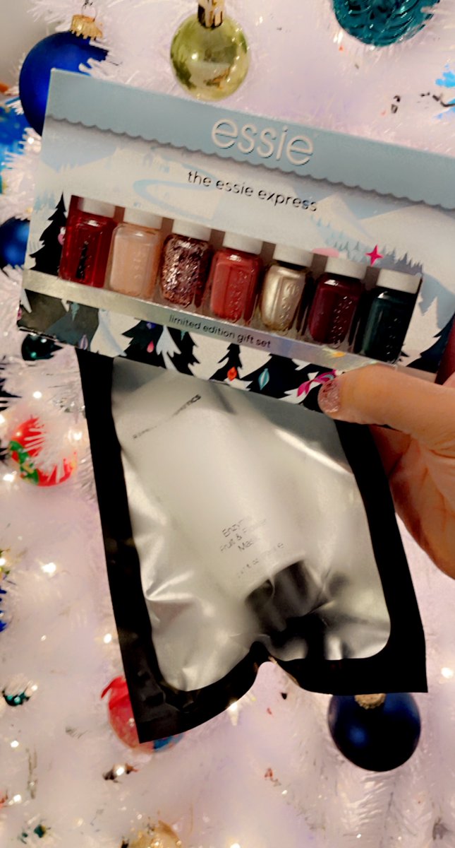 RemoveCosmetics's tweet image. We love this festive Skincare combination! Take a break and treat yourself to an at-home facial and mani! Shop this mask and more bit.ly/3GgHEGf #selfcare #saturday #holidayroutine