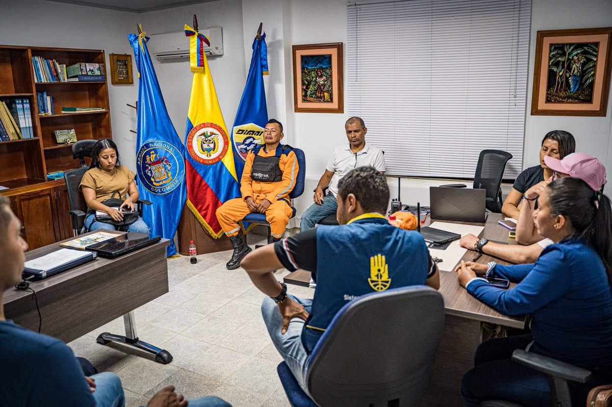 Alcaldiadeleg's tweet photo. #AEstaHora | Se adelanta el Puesto de Mando Unificado - PMU para atender la emergencia por  pérdida de contención de hidrocarburos por la escora de la embarcación Atila sobre el río Putumayo. 

Para conocimiento de la comunidad se estará informado el transcurrir de la situación. https://t.co/5f9Y21oIfS