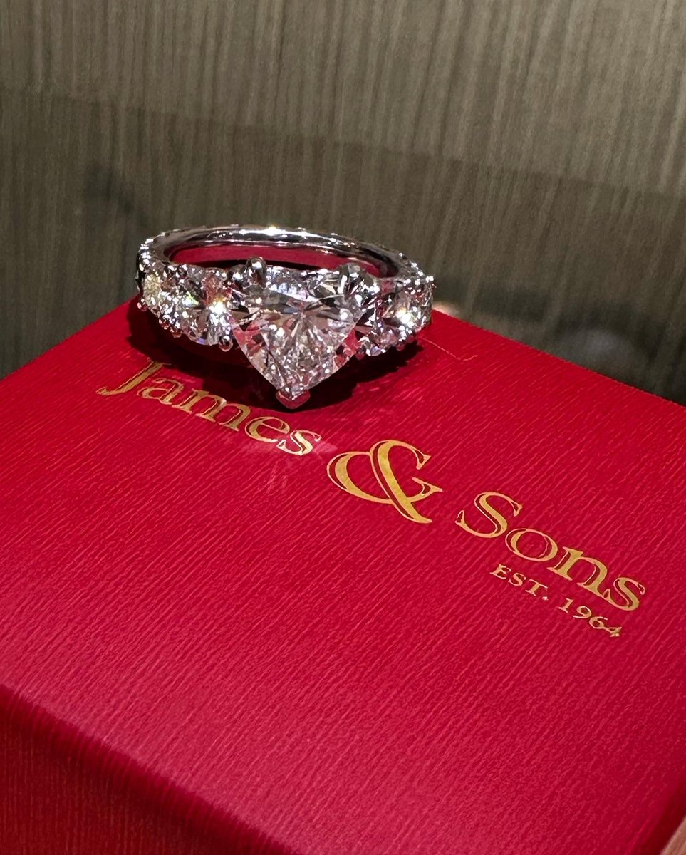 laurenoneil's tweet photo. It’s a HEART!! And he incorporated the most important elements, our family diamonds. Feeling like the luckiest girl in the world &amp; so grateful to the amazing @JandSJewelers family. If you are looking for a ring or just something unforgettable please go visit my friends 💍💎❤️ https://t.co/1Q3kzyDIuX