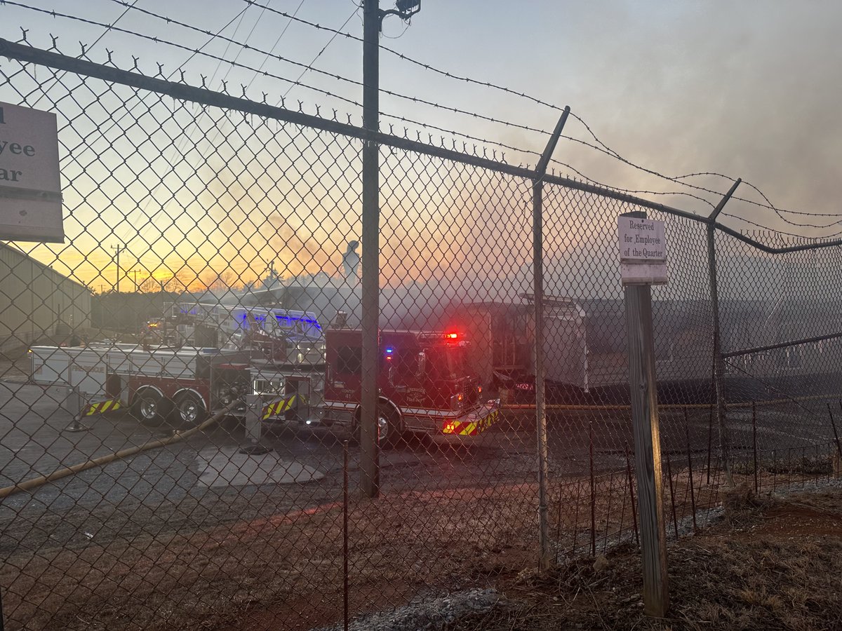 RedCrossENC's tweet photo. In the last 36 hours, ENC Volunteers have braved the cold to respond to 19 disasters and helping over 70 people - including home fires, fallen trees on homes, a hotel fire and a plant fire in Moore Co. where they canteened ⤵️
❤️ #RedCrosss Volunteers & Emergency Responders 👏 https://t.co/KgukUNHRSS