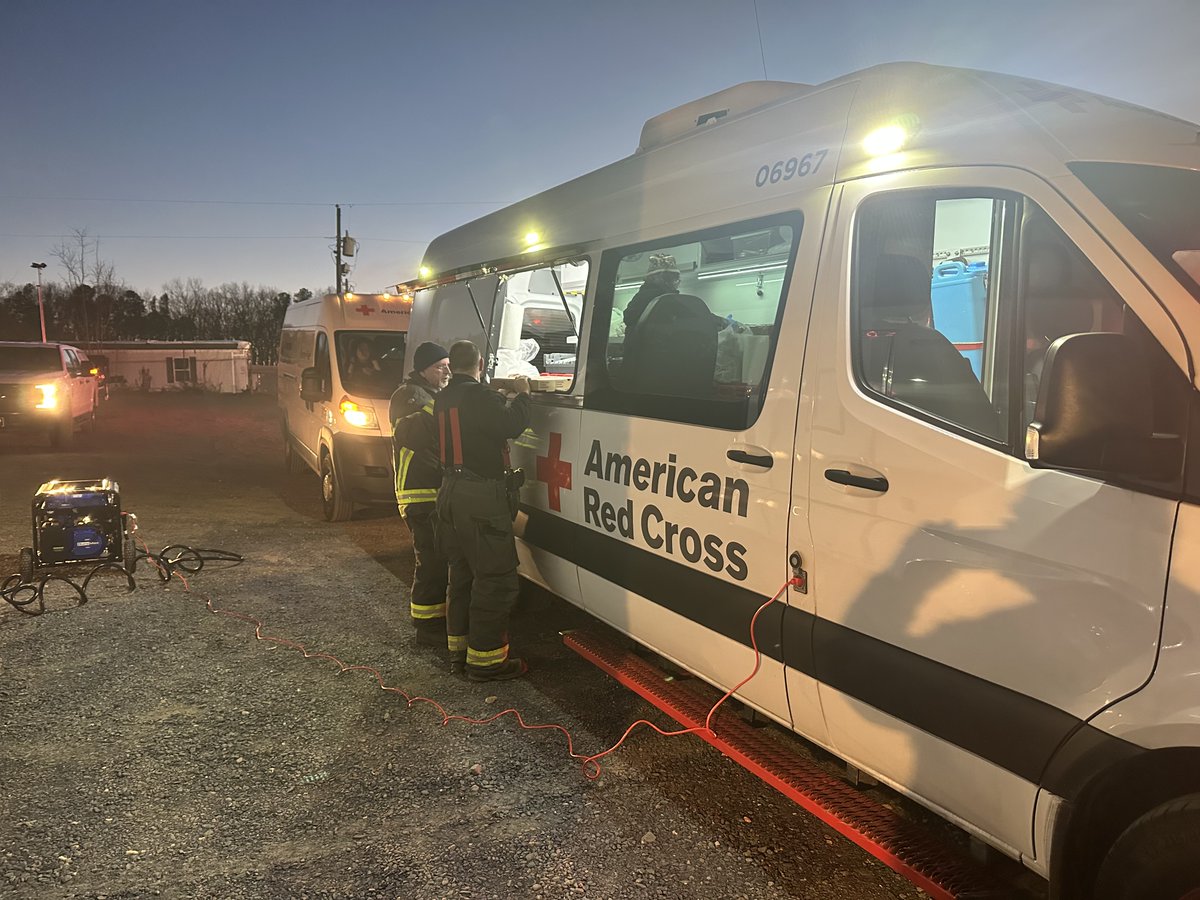 RedCrossENC's tweet photo. In the last 36 hours, ENC Volunteers have braved the cold to respond to 19 disasters and helping over 70 people - including home fires, fallen trees on homes, a hotel fire and a plant fire in Moore Co. where they canteened ⤵️
❤️ #RedCrosss Volunteers & Emergency Responders 👏 https://t.co/KgukUNHRSS