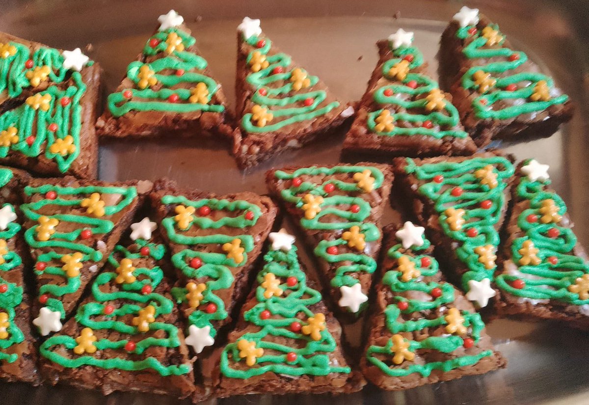 _devbabestick's tweet image. hice estos brownies con temática navideña uwu