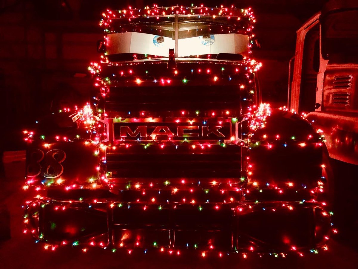 MikeMor50072855's tweet photo. Merry Christmas to all our friends fans and family from 88Mike , Mackvader and team
If have time check out some of our YouTube videos
@powershiftperformance88mik26
Or Mackvader. πππΊπΈ #badassmacksinblack #hellbentexpress #fleemancarriers #stevenashtrucking #macktrucks https://t.co/tEsFbbUrQV