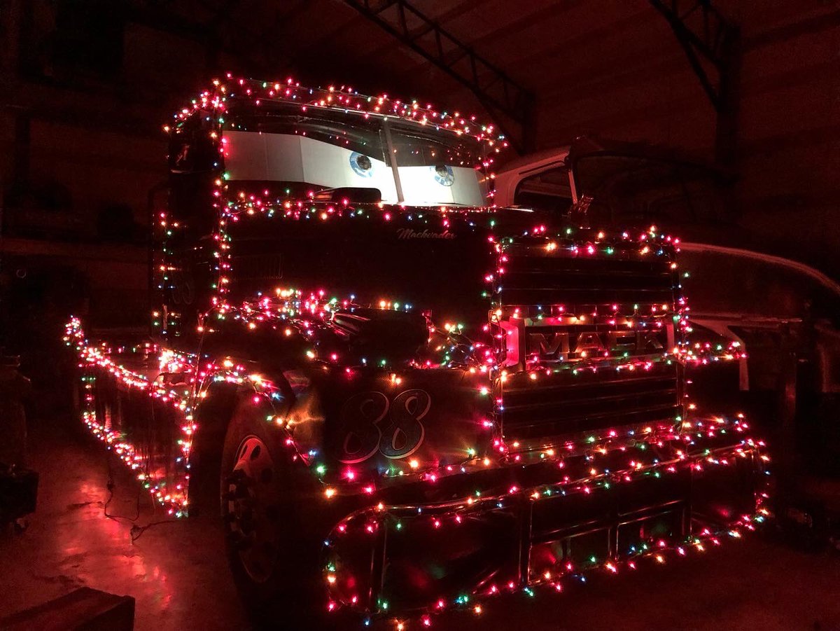 MikeMor50072855's tweet photo. Merry Christmas to all our friends fans and family from 88Mike , Mackvader and team
If have time check out some of our YouTube videos
@powershiftperformance88mik26
Or Mackvader. πππΊπΈ #badassmacksinblack #hellbentexpress #fleemancarriers #stevenashtrucking #macktrucks https://t.co/tEsFbbUrQV