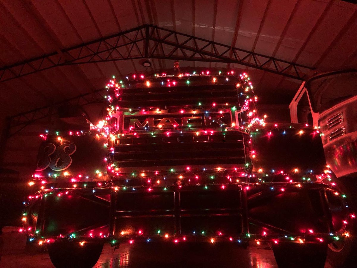 MikeMor50072855's tweet photo. Merry Christmas to all our friends fans and family from 88Mike , Mackvader and team
If have time check out some of our YouTube videos
@powershiftperformance88mik26
Or Mackvader. πππΊπΈ #badassmacksinblack #hellbentexpress #fleemancarriers #stevenashtrucking #macktrucks https://t.co/tEsFbbUrQV
