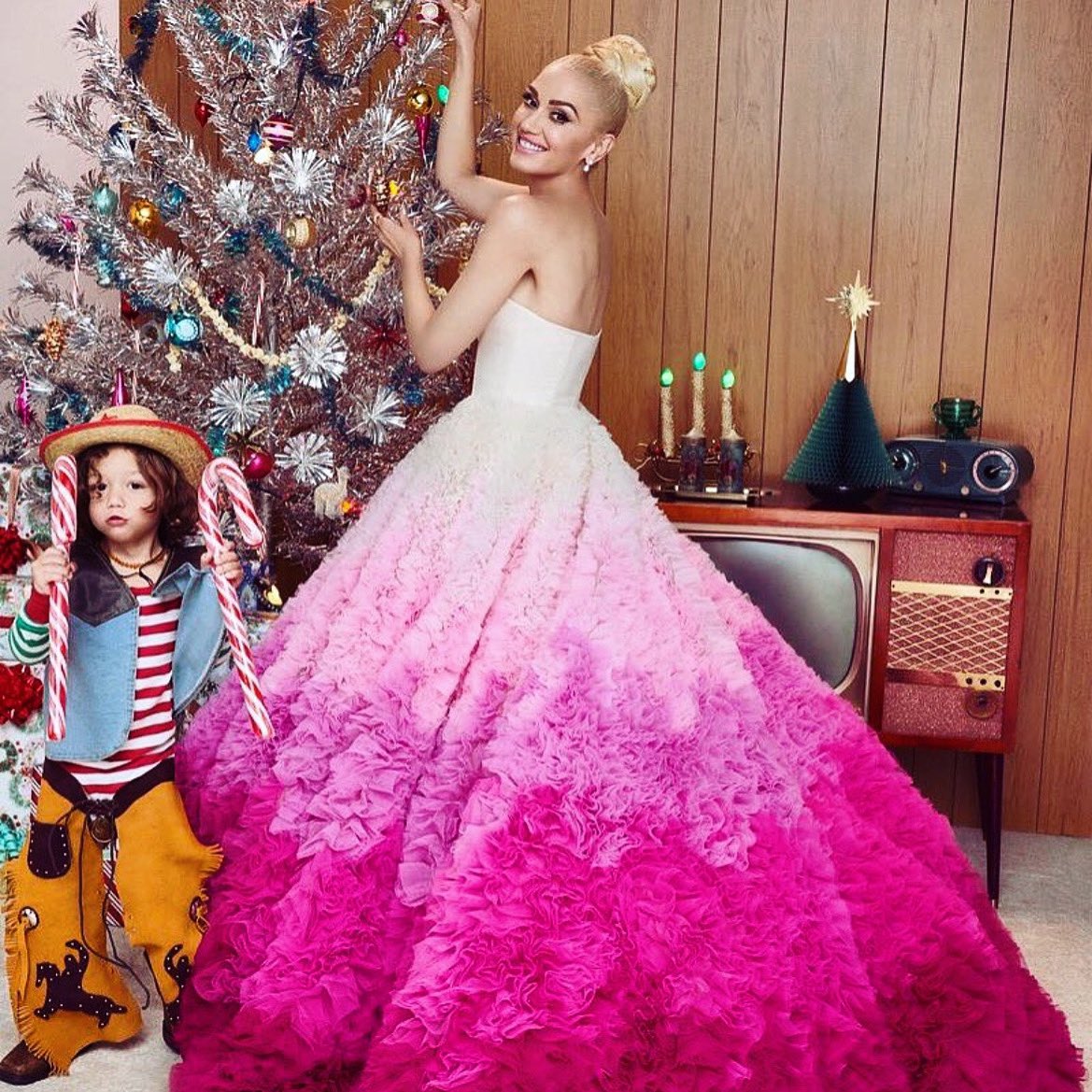 The night before!!! #merrychristmas 💖🎄💖🎄💖 Another chic @gwenstefani in Siriano moment we love so much!