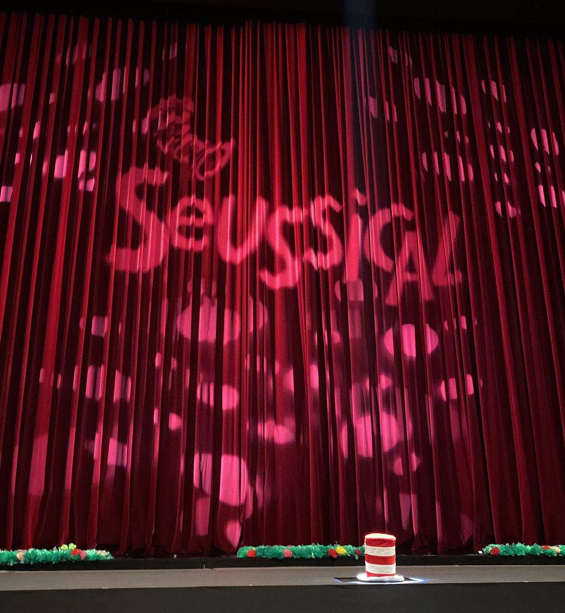 musical_13th's tweet photo. こんにちは🎄
楽屋片付けも一段落したところで…
｢Seussical｣無事終演いたしました。
ありがとうございました🎩🌈 https://t.co/ZQN0je8uid