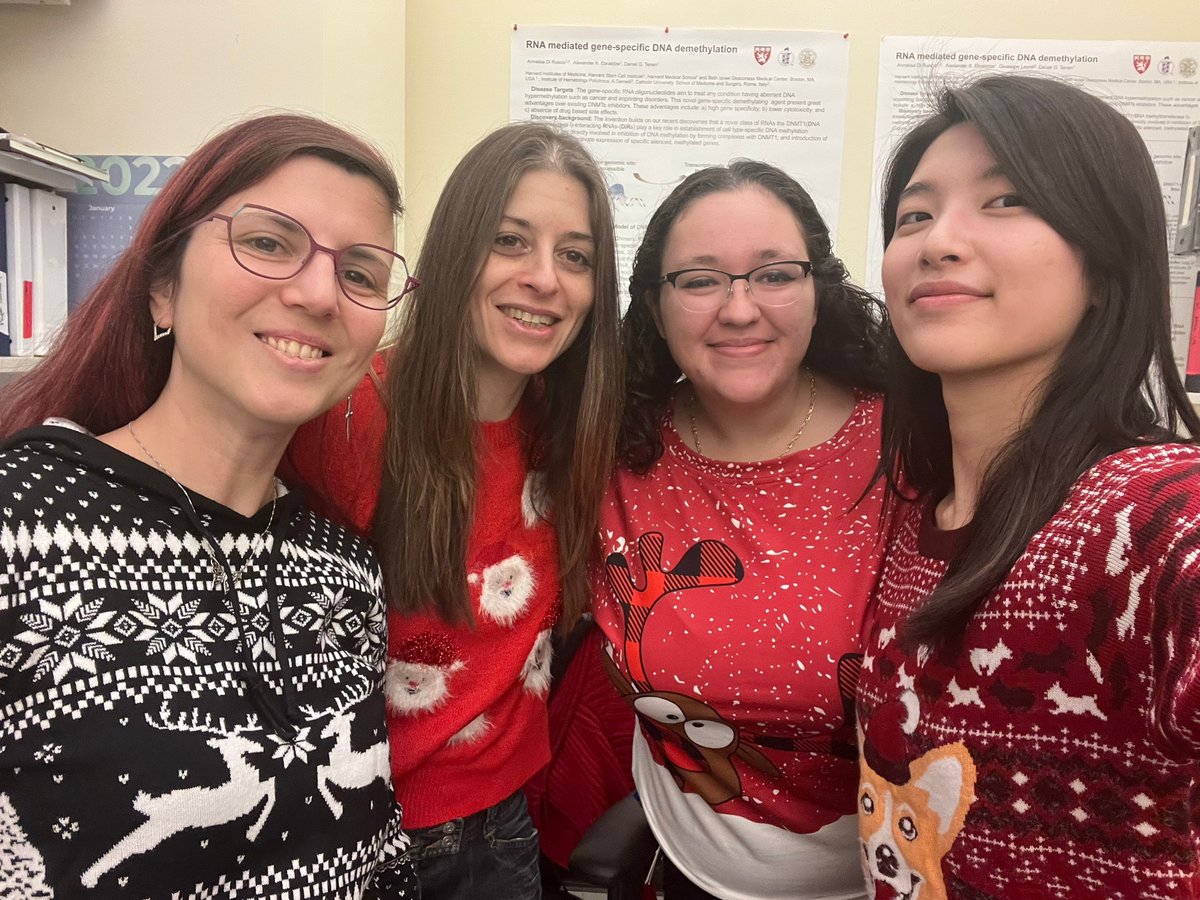 DiRuscio_Lab's tweet photo. The Di Ruscio lab whishes everyone happy holidays https://t.co/MUXkrRRJF9